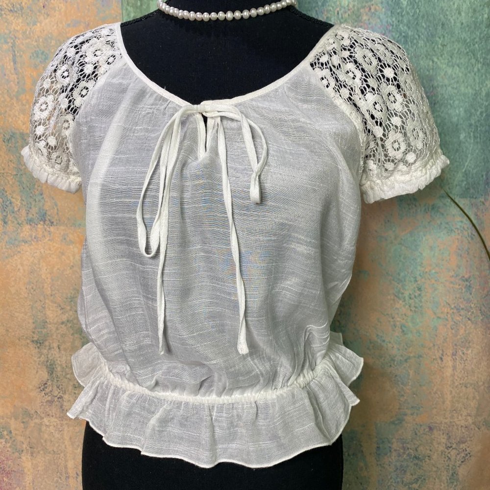 📌E (Hanger) M Cute flirty Top with lace